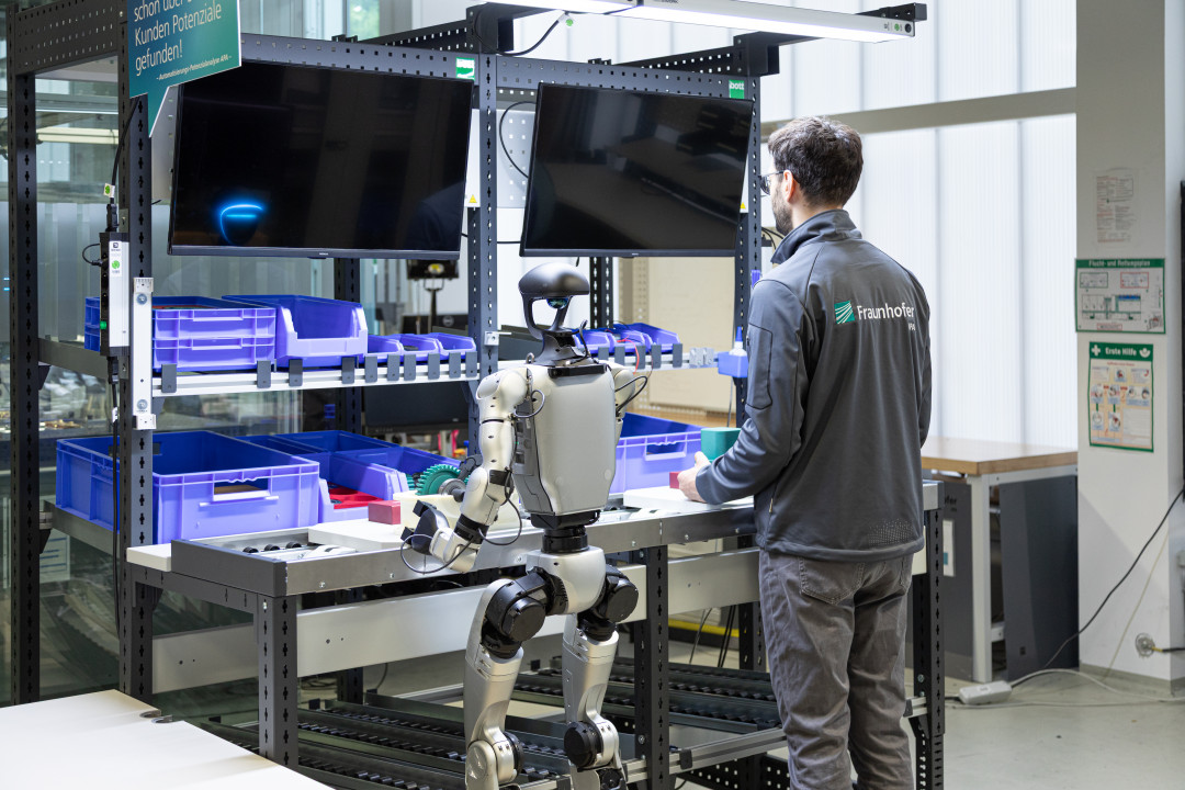 Insbesondere Robotik im Einsatz ohne Schutzzaun bedarf besonderer Sicherheitsmaßnahmen. - Bild: Fraunhofer IPA / Rainer Bez