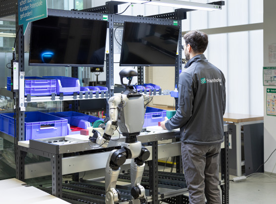 Insbesondere Robotik im Einsatz ohne Schutzzaun bedarf besonderer Sicherheitsmaßnahmen.