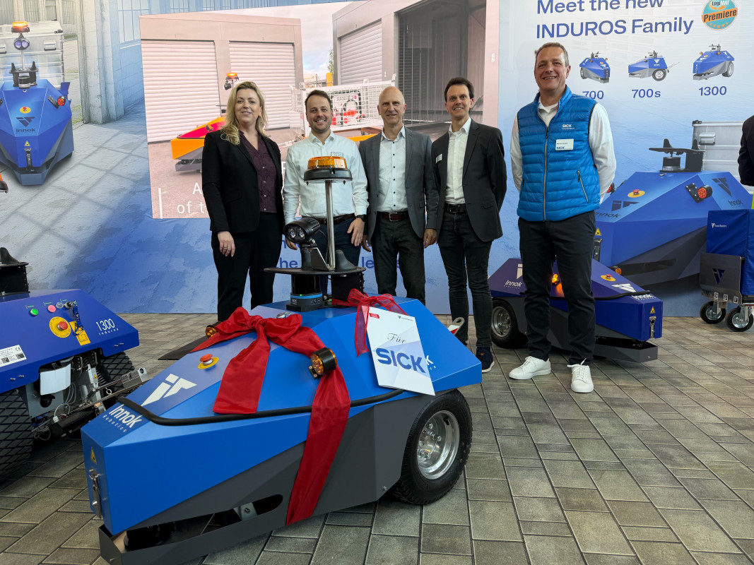 v.l.n.r. Ulrike Kahle-Roth (Vorständin Supply Chain & Fulfillment, Sick), Nikolas Rössler (CFO & CCO, Innok Robotics), Volker Weisenhorn (Head of Central Unit Operations Logistics, Sick), Alwin Heerklotz (CEO & Gründer Innok Robotics), Marcus Ichters (Key Account Mobile Plattforms, Sick) - Bild: Innok/Sick