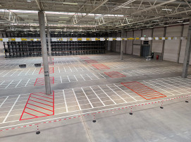 Für die eindeutige Identifikation der mehreren Tausend Stellplätze in Blocklagern hat Onk rund 3.500 barcodierte Schildern von der Hallendecke abgehängt – mittels einer speziellen Konstruktion über circa sieben Kilometer Länge. So lassen sich die Stellplatzkoordinaten aus weiter Entfernung lesen bzw. scannen – auch, weil die Profile der Schilder zusätzlich abgewinkelt sind.