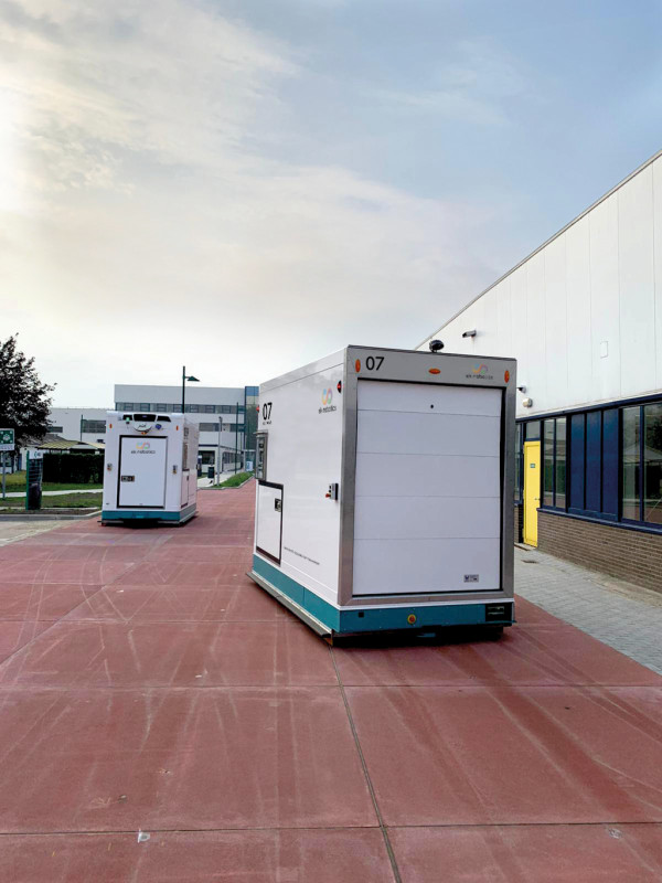 Automatisierte Transporte im öffentlichen Raum sind grundsätzlich möglich, bei einem niederländischen Pharmaunternehmen überqueren die Transportroboter von ek robotics das Gelände der Staatsbahn. - © ek robotics GmbH Automatisierte Transporte im öffentlichen Raum sind grundsätzlich möglich, bei einem niederländischen Pharmaunternehmen überqueren die Transportroboter von ek robotics das Gelände der Staatsbahn. - © ek robotics GmbH