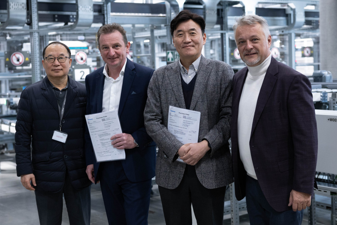 Vertragsunterzeichnung am Firmensitz der Knapp AG in Hart bei Graz (v.l.n.r.): Chang In Hwan, Vice President Asung Daiso, Heimo Robosch, Executive Vice President Knapp AG, Kim Deok-hyun, CEO Doosan Logistics Solutions und Sven Waldhaus, Director of Sales Asia & Middle East Knapp AG. - Bild: Knapp