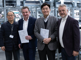 Vertragsunterzeichnung am Firmensitz der Knapp AG in Hart bei Graz (v.l.n.r.): Chang In Hwan, Vice President Asung Daiso, Heimo Robosch, Executive Vice President Knapp AG, Kim Deok-hyun, CEO Doosan Logistics Solutions und Sven Waldhaus, Director of Sales Asia & Middle East Knapp AG.