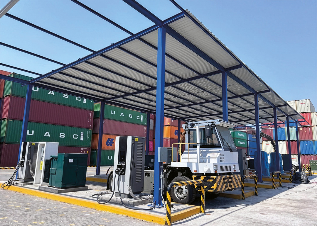 Vahle stellt auf der TOC Europe die Ladeinfrastruktur PowerDock vor, die das automatisierte Laden elektrischer Terminalfahrzeuge während betriebsbedingter Standzeiten im Hafenumfeld ermöglicht. - Bild: Vahle