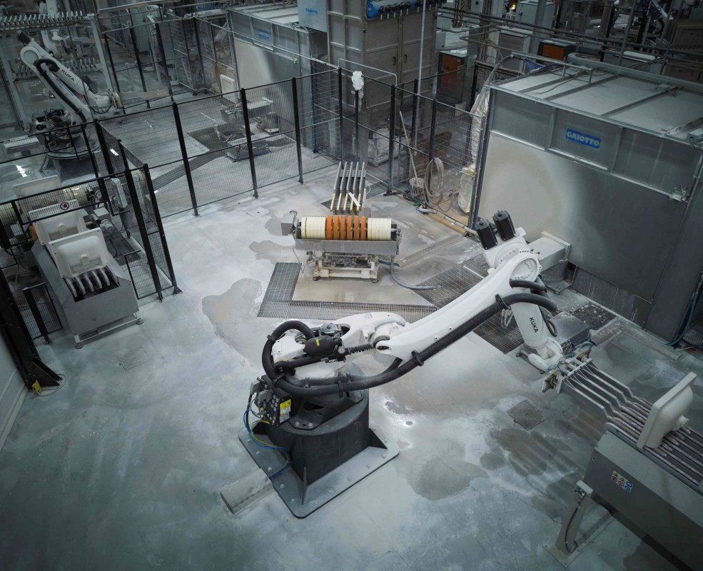 Automatisierte Glasuranlage mit KUKA Robotern und Gaiotto-Technologie. - Bild: KUKA