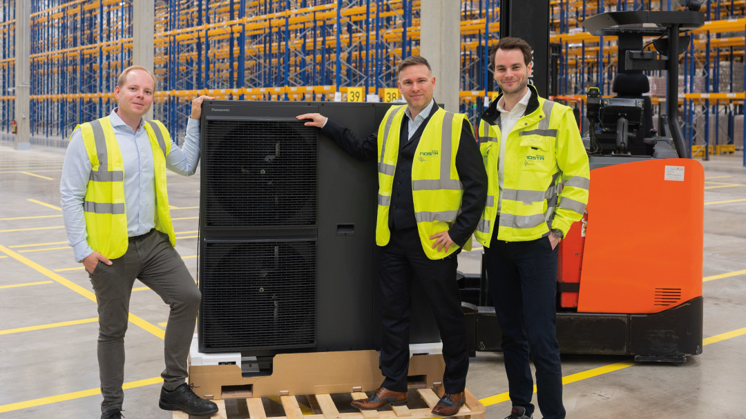 Partnerschaftliche Zusammenarbeit in Ladbergen: Nicolas Gallenkamp, CEO der Nosta Holding GmbH, Philipp Stephan, General Manager Supply Chain Europe bei Panasonic Heating Ventilation Airconditioning Europe und Jan Steinacker, Head of Contract Logistics Germany bei der Nosta Group (v. l.). - Bild: Nosta Group