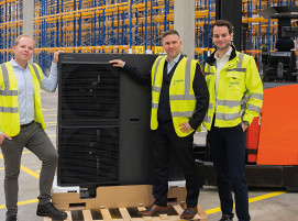 Partnerschaftliche Zusammenarbeit in Ladbergen: Nicolas Gallenkamp, CEO der Nosta Holding GmbH, Philipp Stephan, General Manager Supply Chain Europe bei Panasonic Heating Ventilation Airconditioning Europe und Jan Steinacker, Head of Contract Logistics Germany bei der Nosta Group (v. l.).