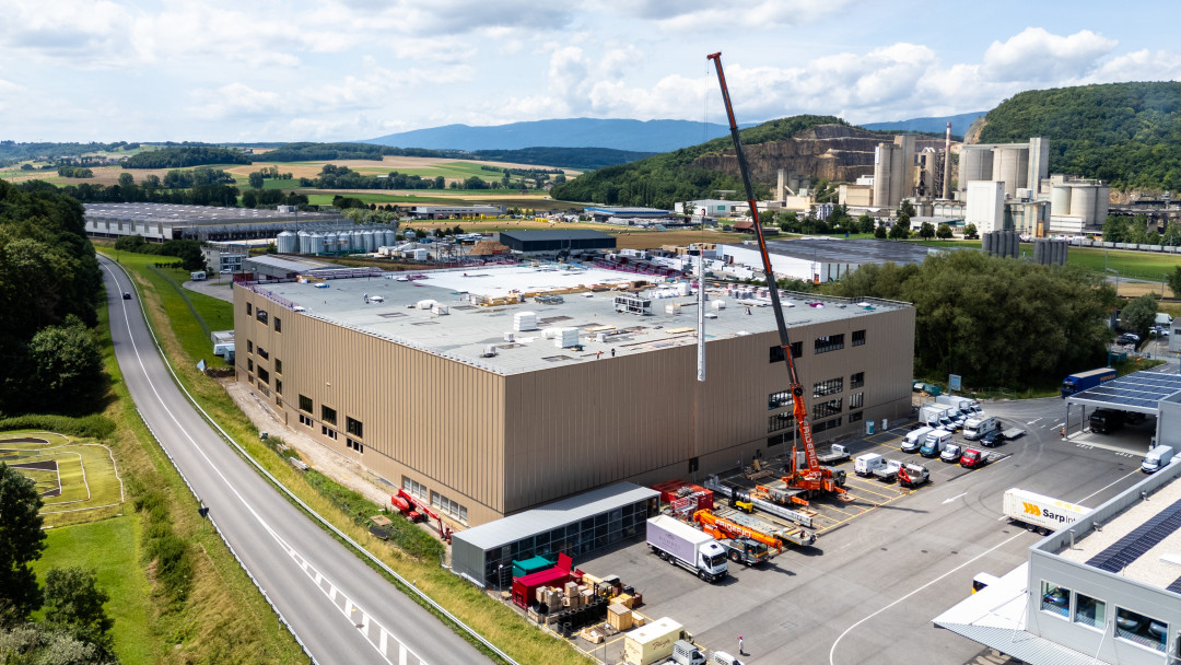 Das neue Distributionszentrum von QoQa und KNAPP in Eclépens nach der Inbetriebnahme. - Bild: QoQa