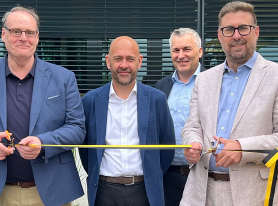 Experience Center in Mörfelden-Walldorf eingeweiht. Links Steward Murdoch (Geschäftsführer Hyster-Yale Deutschland GmbH und rechts Karsten Groß (CDU), Bürgermeister von Mörfelden-Walldorf an der Schere. Mitte links Vince Cooke (VP Sales – EMEA and Global Major Accounts) und Claus Herting, Area Business Manager Central and Eastern Europe, Turkey.