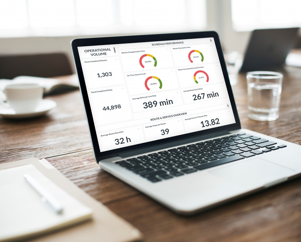 Die Descartes Fleet Data Intelligence-Plattform lernt aus realen Lieferzeiten sowie Routenbedingungen und generiert daraus präzisere Lieferzeitprognosen – unter Berücksichtigung verschiedener Variablen wie Kundentyp, Liefervolumen oder Fahrzeugtyp. - Bild: Magnific/Designed, Descartes
