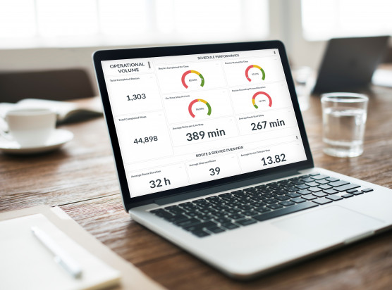 Die Descartes Fleet Data Intelligence-Plattform lernt aus realen Lieferzeiten sowie Routenbedingungen und generiert daraus präzisere Lieferzeitprognosen – unter Berücksichtigung verschiedener Variablen wie Kundentyp, Liefervolumen oder Fahrzeugtyp.