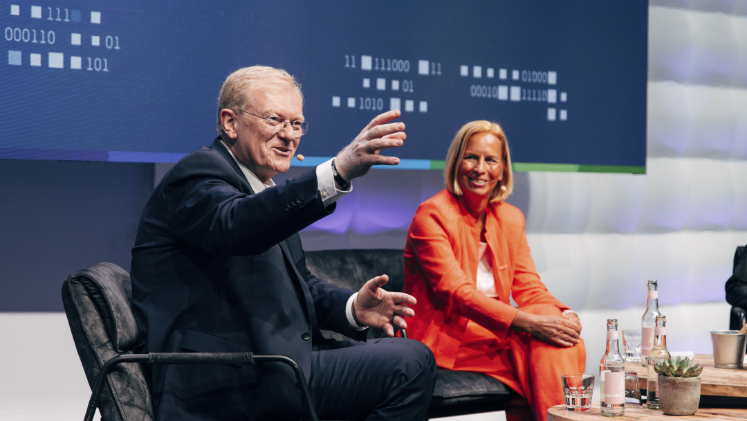 (v.l.n.r.) Stefan Hartung, Bosch-Vorsitzender, Tanja Rückert, Bosch-Geschäftsführerin und Chief Digital Officer beim Pressegespräch zur Bosch Connected World 2026 in Berlin. - Bild: Bosch